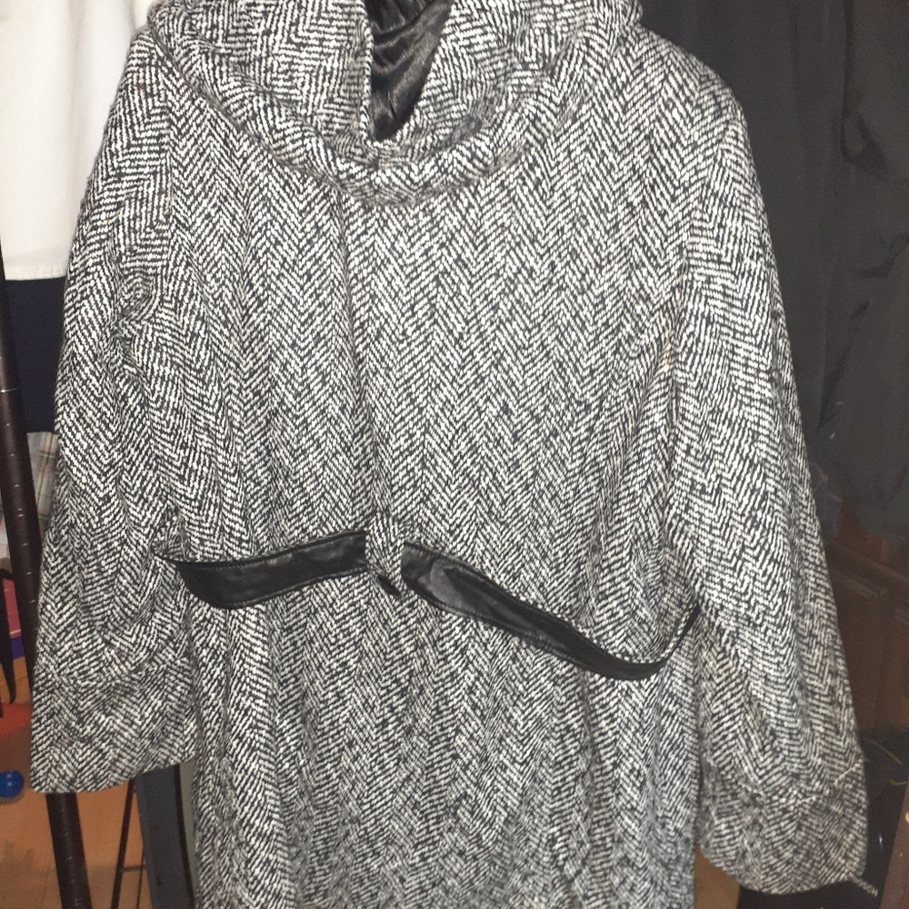 Ladies fall coat - Picture 3 of 3